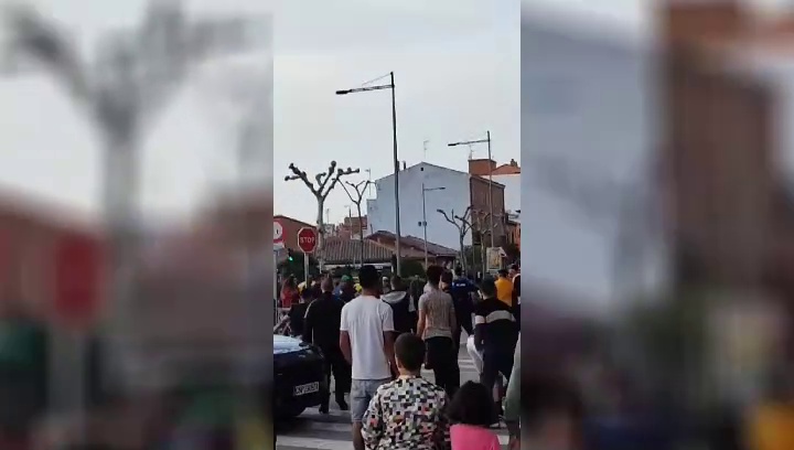 Vídeo: Un agente herido y daños en el vehículo policial en una multitudinaria pelea en Medina del Campo