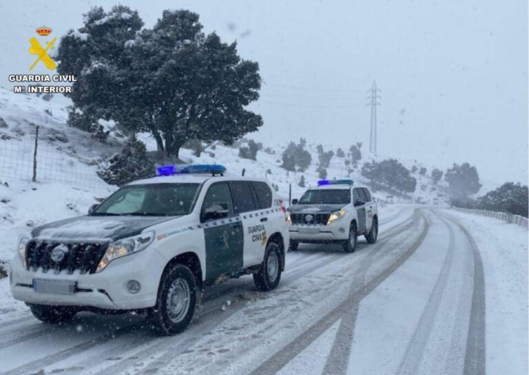 La Guardia Civil en menos de una hora auxilia a seis personas atrapadas por la nieve en la Carretera convencional de Navalacruz