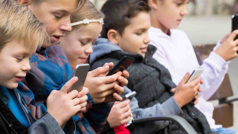 Redes sociales y menores, el lucrativo mercado de la vulnerabilidad