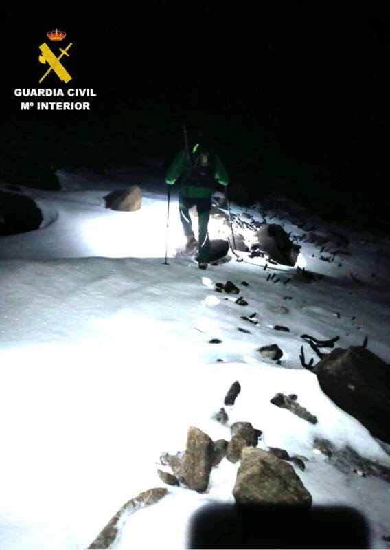 La Guardia Civil realiza un arriesgado rescate nocturno a tres montañeros en el refugio Regajo Largo