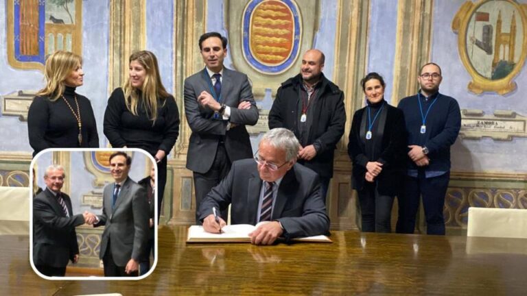 El embajador de Eslovenia en España disfruta de la Semana Santa de Medina del Campo 