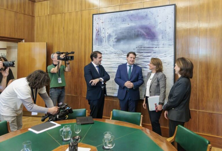 Mañueco insta al Gobierno a tomar medidas contra la despoblación y fortalecer infraestructuras en Castilla y León