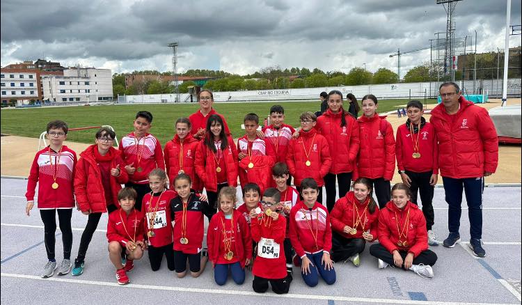 Atletas del Castillo de la Mota se destacan con 21 medallas en Valladolid