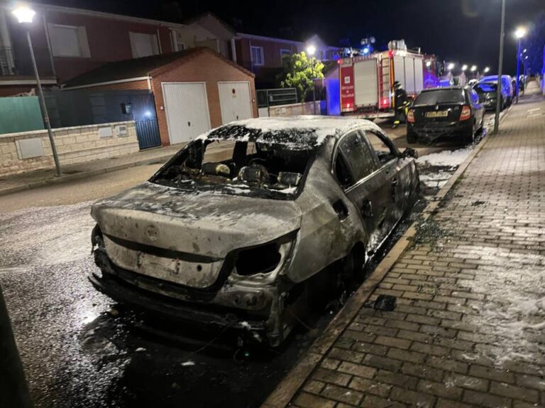 Un coche envuelto en llamas sorprende a los vecinos de Medina del Campo esta madrugada
