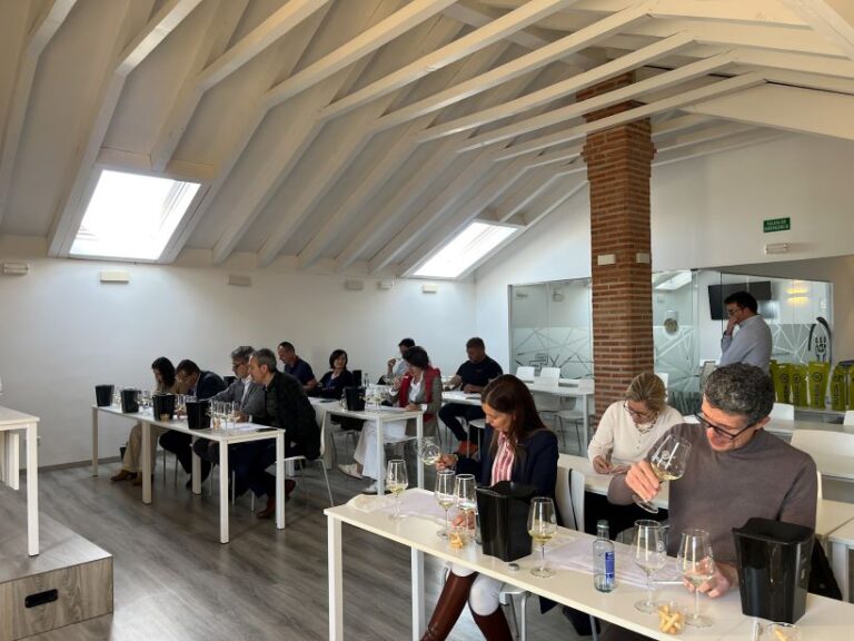 Nékora Verdejo 2023, el vino oficial que celebra los 200 años de la Policía Nacional