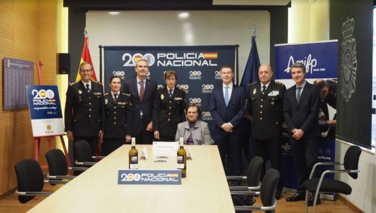 Policía Nacional y D.O. Rueda presentan la edición especial de vino por su bicentenario