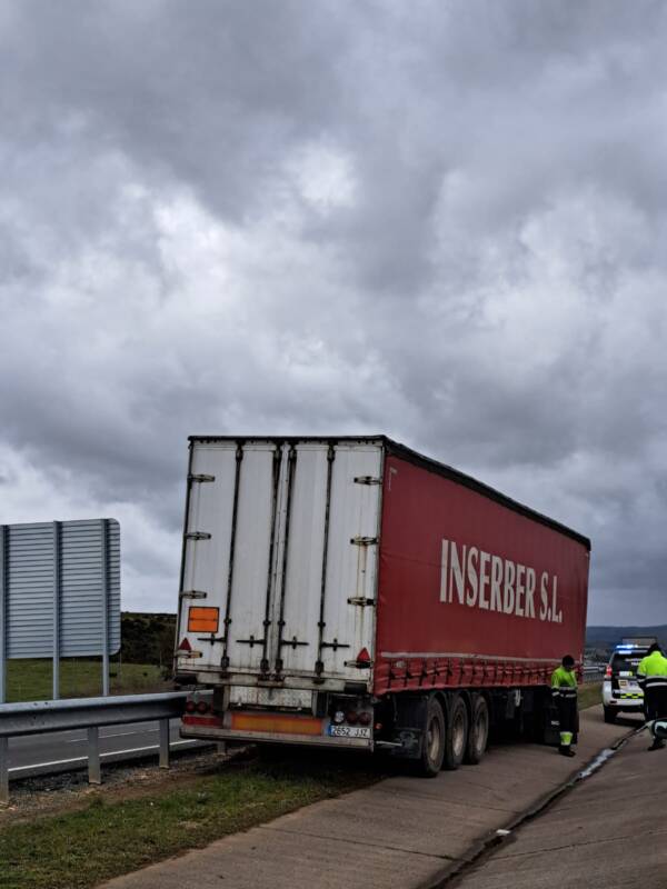 Grave accidente en la A-67 un tractocamión colisiona con bionda en Aguilar de Campoo