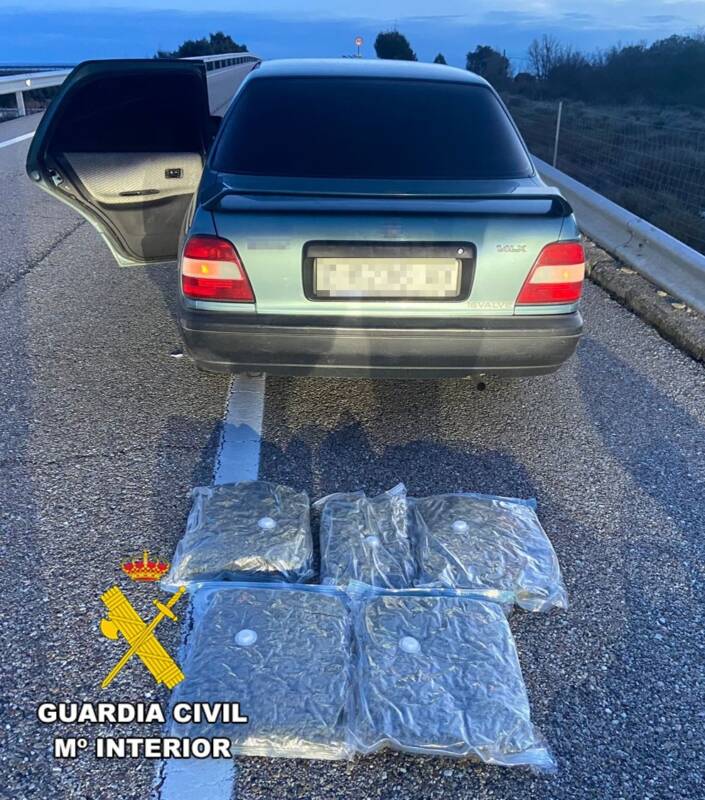 La Guardia Civil intercepta 5 kilos de marihuana en un vehículo