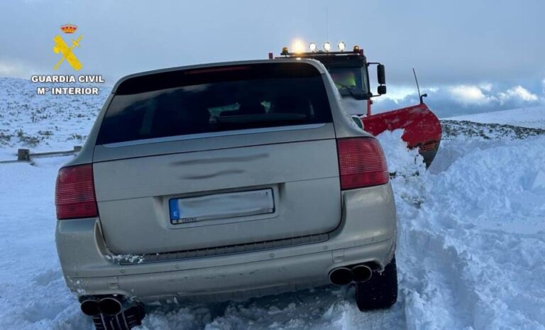 La Guardia Civil de Zamora rescata a familia atrapada por la nieve en Laguna de los Peces