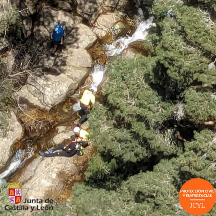 Rescate en la Cascada de la Chorranca, el grupo de Emergencia de Castilla y León auxilia a hombre herido