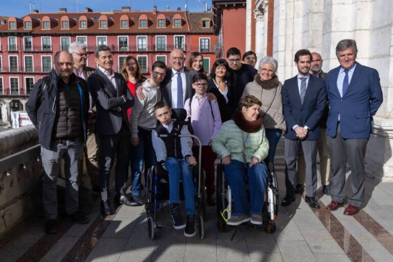El Alcalde de Valladolid recibe a artistas en el Ayuntamiento antes del gran evento