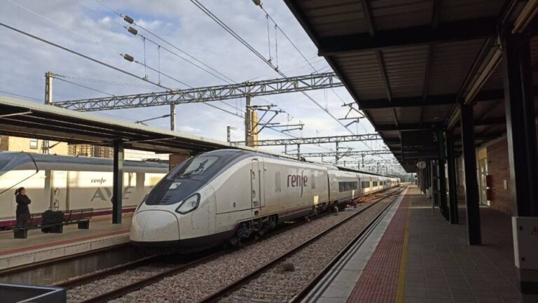 Renfe pone en circulación los S106 para el servicio Avlo Valladolid-Alicante/Murcia