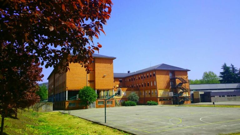 Once escolares heridos tras la caída de una escalera metálica en un instituto de Ponferrada