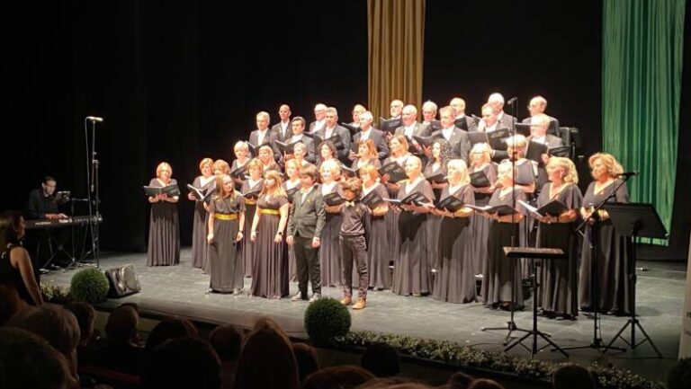 La Coral Voces Amigas celebra su trigésimo aniversario con el calor de todo el pueblo de Medina del Campo 