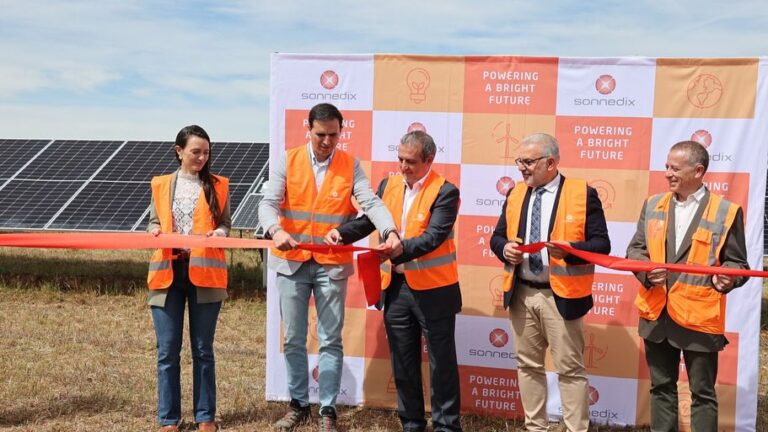 Medina del Campo: el alcalde corta la cinta de la nueva planta solar