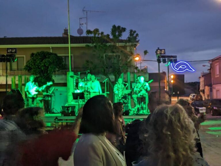 Las fiestas de Villaverde de Medina se encienden con el electrizante espectáculo de Los Condes
