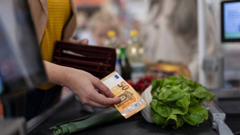 Los españoles prefieren efectivo, un 60% opta por billetes y monedas