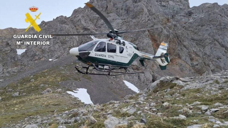 Rescate aéreo en León, la Guardia Civil auxilia a un montañero en Collado Jermoso