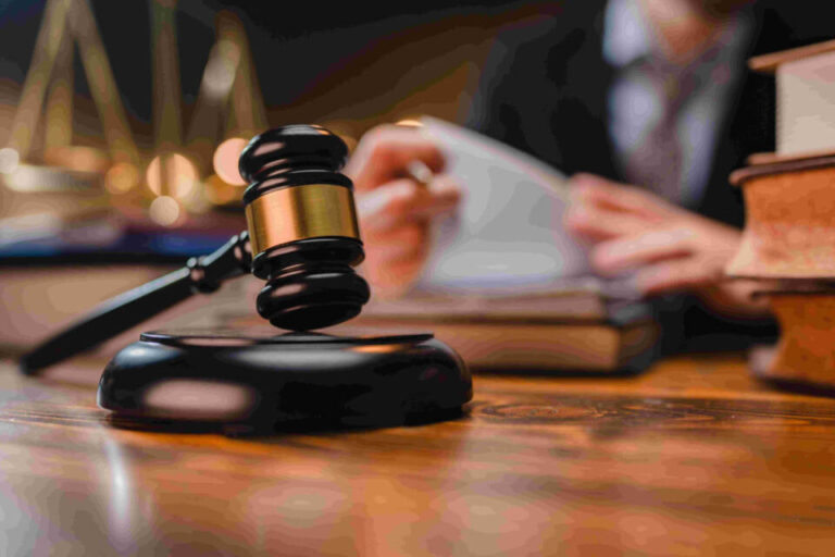 Condenan a unos padres por las lesiones que causó su hijo a una compañera de clase al golpearla con un tipex