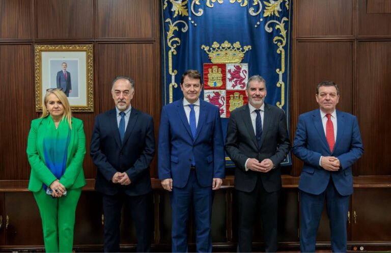 Renovación y diálogo, el Presidente de Castilla y León se reúne con líderes sindicales para mejorar servicios públicos
