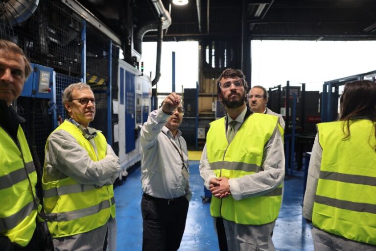 El vicepresidente de la Junta apoya a la industria del automóvil en Lingotes Especiales