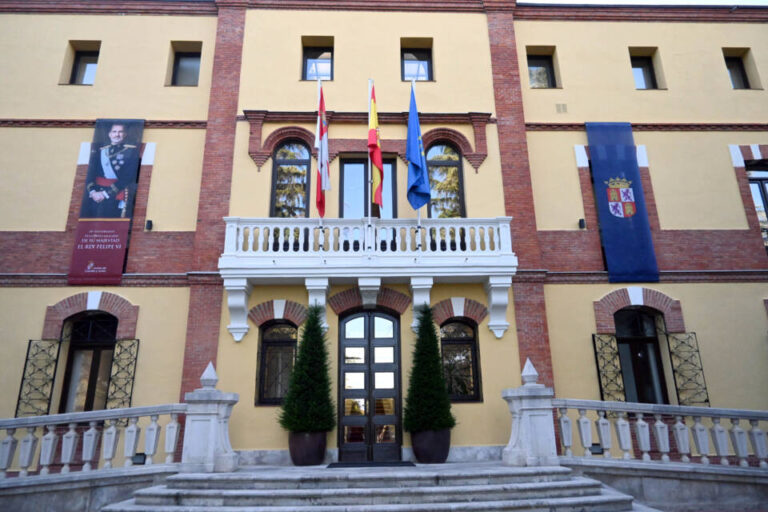 La Junta rinde homenaje al Rey Felipe VI en el décimo aniversario de su proclamación