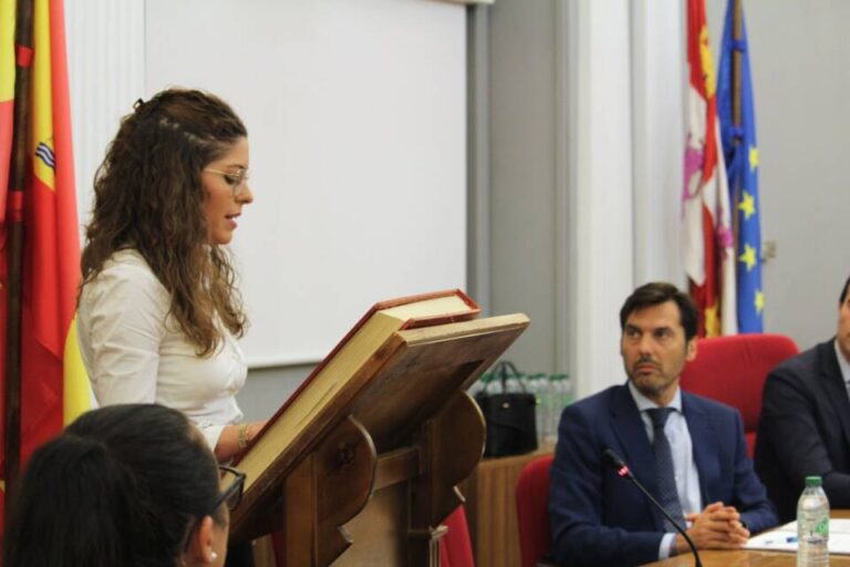 Atenea Santana toma posesión como nueva concejala de Vox en el Ayuntamiento de Medina del Campo