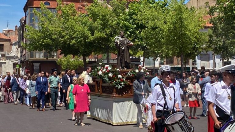 La procesión de San Antonio de Medina del Campo, en imágenes
