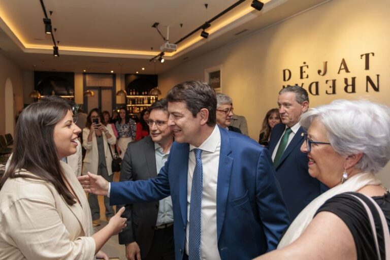 Mañueco reitera el potencial del sector lácteo de Castilla y León que genera más de 6.000 empleos y una facturación superior a 2.000 Millones de euros