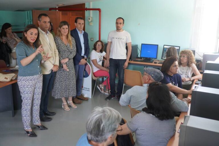 La Junta anuncia en Serrada una inversión millonaria para potenciar competencias digitales en zonas rurales de Castilla y León