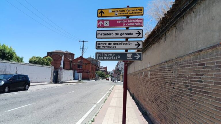 Letreros desactualizados en Medina del Campo