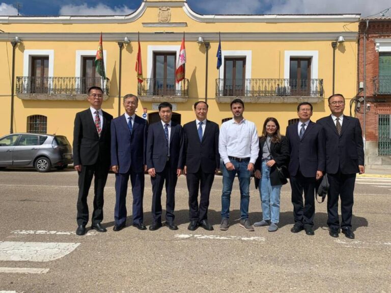 Rueda fortalece vínculos con China