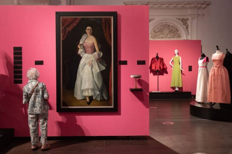 La Sala de las Francesas se transforma en pasarela para homenajear a Balenciaga