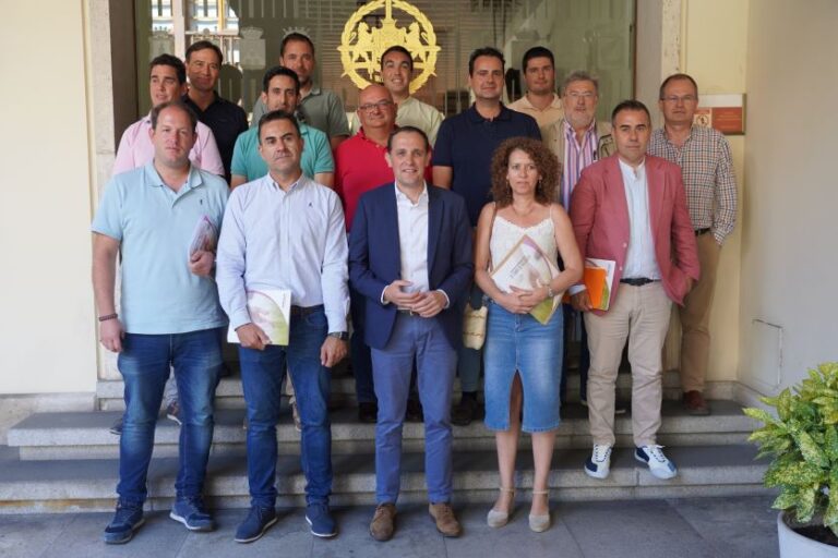 Conrado Íscar recibe las conclusiones del encuentro para el diseño del plan estratégico del campo de Valladolid