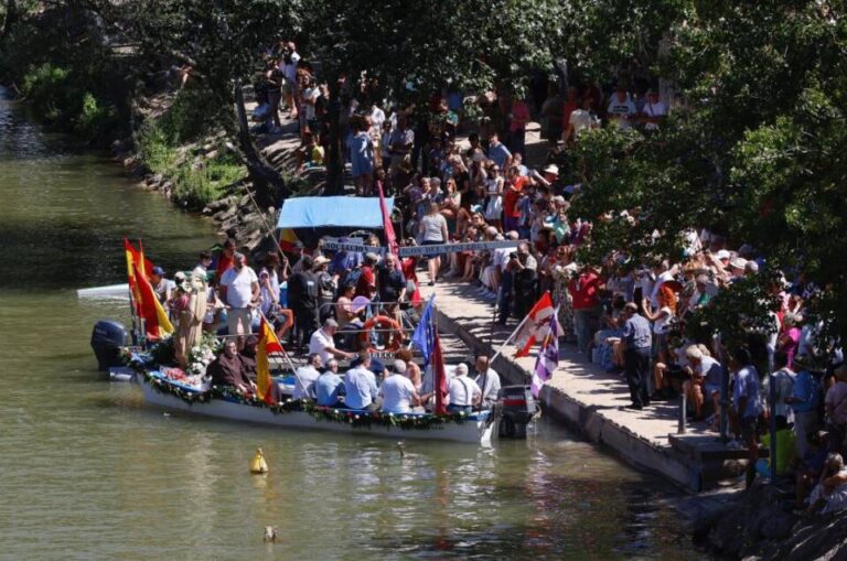 Valladolid celebra su tradición marítima con la procesión fluvial de la Virgen del Carmen este domingo