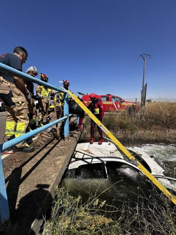 Rescatado un varón de 95 años y una mujer de 65 cuyo vehículo cayó a un arroyo en Puente Villarente (León)