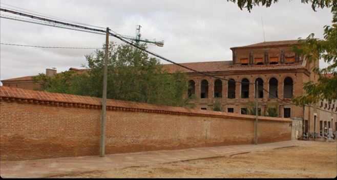 Atrio Hospital Simón Ruiz en Medina del Campo