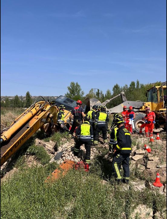 Rescatan a un hombre atrapado en una retroexcavadora que se hundía en el lodo en Traspinedo