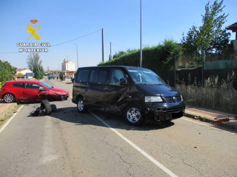 Investigan a un conductor por provocar un accidente en Sahagún (León) al invadir el carril contrario