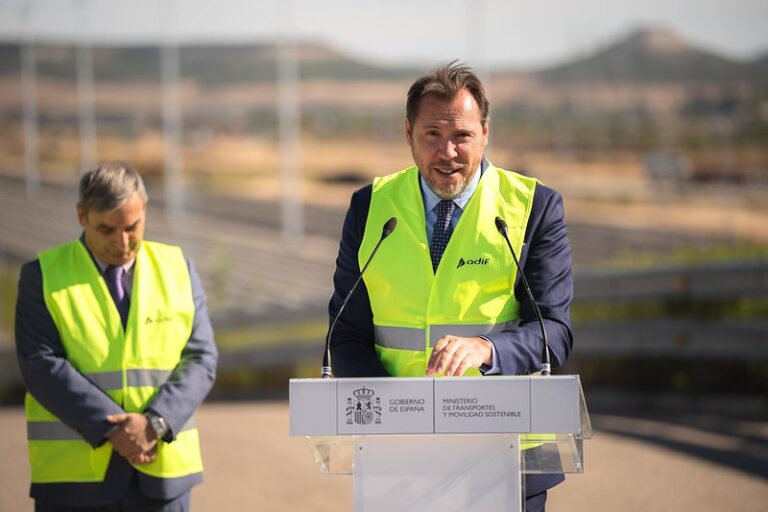 La Asociación Española de Consumidores exige la dimisión de Óscar Puente por el “caos ferroviario” y anima a reclamar daños