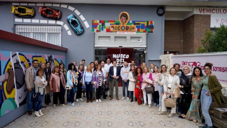 El Presidente de la Diputación de Valladolid y profesionales del turismo visitan el Museo del Juguete en Medina del Campo