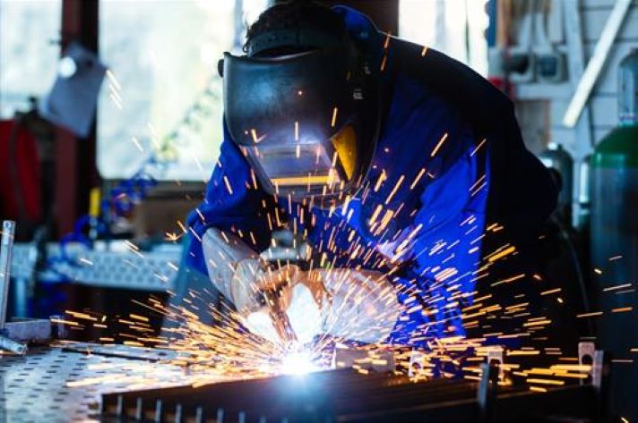 trabajador-suelda-metales en Medina del Campo