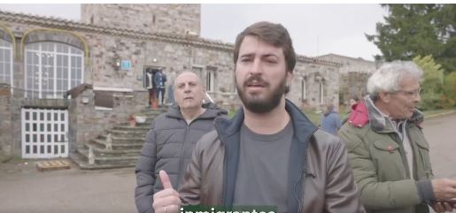 La Guardia Civil identifica a Juan Gallardo frente a un hotel que aloja a inmigrantes en León