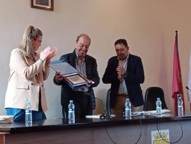Fresno el Viejo homenajea a Don Javier Gamarra por sus 31 años de servicio médico