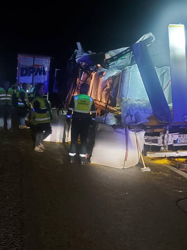 Retiran los camiones accidentados en la A-15 en Adradas y se prevé reabrir el tráfico a las 14:00 horas