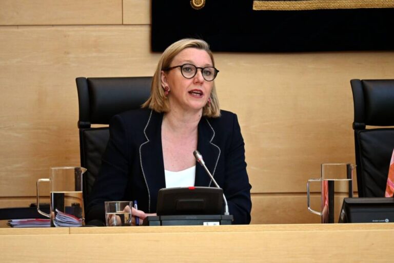 Castilla y León pone el foco en el vapeo, las bebidas energéticas y el uso de pantallas en jóvenes