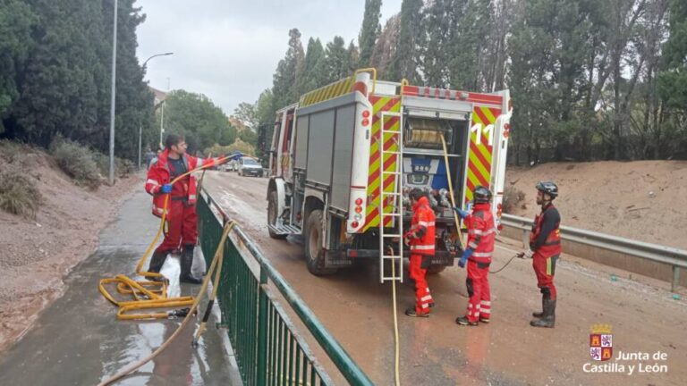 Cerca de 400 efectivos y 190 vehículos forman el operativo de Castilla y León desplegado en Valencia