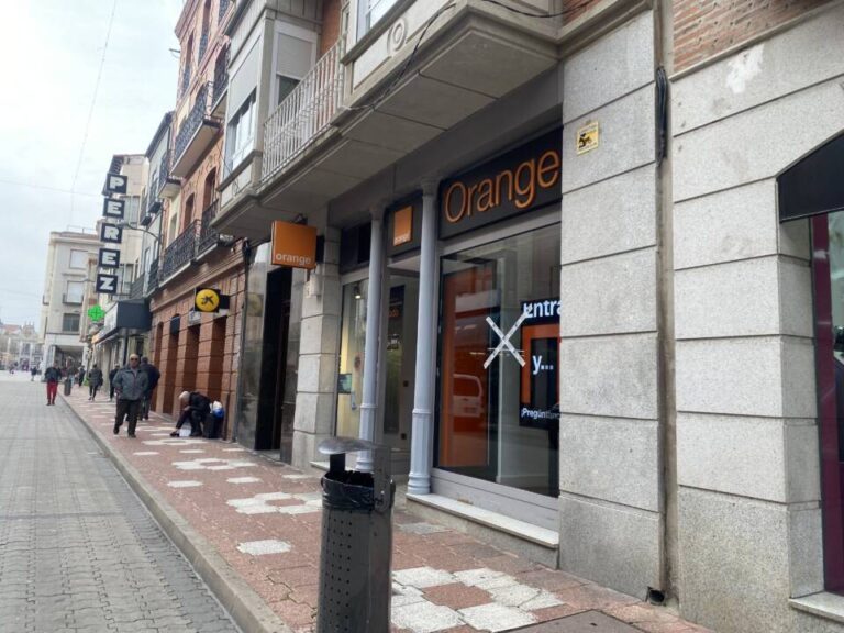 Dos céntricos comercios de Medina del Campo sufren robos en la misma madrugada 