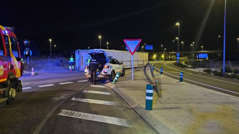 Dos heridos trasladados al hospital tras el vuelco de un camión de cerdos en la A-11 en Valladolid