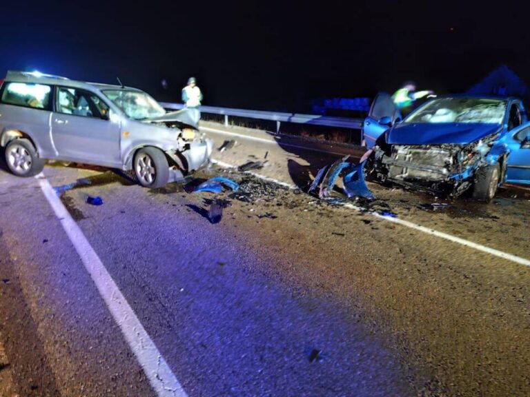 Accidente en la CL-626 en Villanueva de la Peña deja dos heridos graves y cortes en la vía